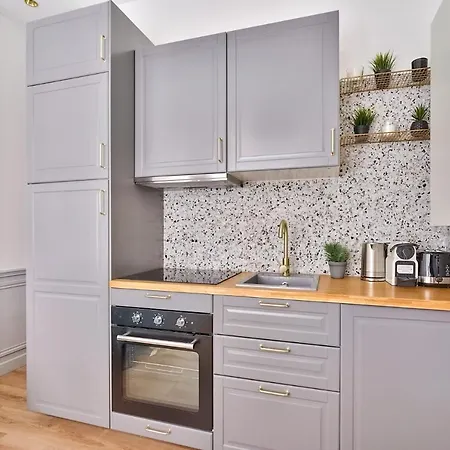 New ! Outstanding 2br & 1br In 15 *