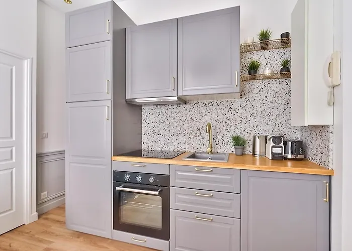 New ! Outstanding 2br & 1br In 15 *