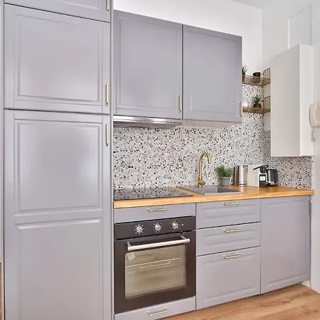 Apartment New ! Outstanding 2br & 1br In 15